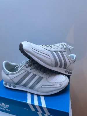 Adidas LA Trainer vita sneakers - Kartong följer med, de är lite smutsiga rengör de innan de fraktas, hör av dig vid fundering.
