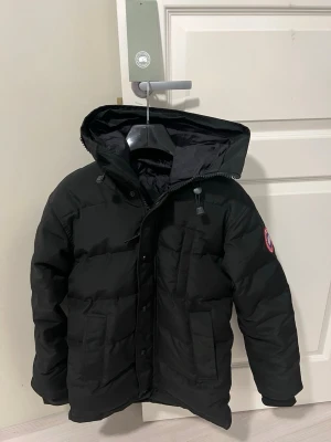 Canada goose carson parka  - Hej, säljer min splitter nya Goose jacka i modellen Carson Parka, Endast testad 1 gång passade inte mig då jag valt fel storlek. Den är jättefin och riktigt fet modell att ha på sig, väldigt unik också. Passar även bra till en medium, Pälsen följer med  och även en canada goose påse.  