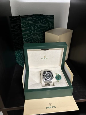 Svart klocka med silver - Svart klocka med silver