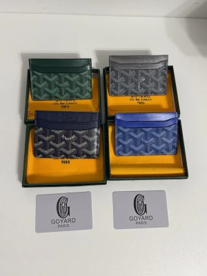Goyard plånbok med grafiskt mönster - Snygga plånböcker från Goyard i skinn med ikoniskt grafiskt mönster. Finns i mörkgrön, grå, marinblå och blå färg. Slimmad design med flera fack för kort, perfekt för dig som gillar stilrena accessoarer med lyxig vibe.