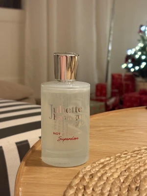 Juliette Has a Gun Not Superdose - Trendig parfym från Juliette Has a Gun, Not a Perfume Superdose, 100ml. Korken är lite sne men påverkar inte parfymen alls, sprayar som vanligt. 