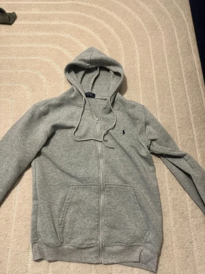 Polo Ralph Lauren zip tröja  - Köptes inte så länge sen från plick, finns tecken av användning men ändå bra. Skulle däremot inte rekommendera att tvätta den så mycket. Skriv vid intresse! 
