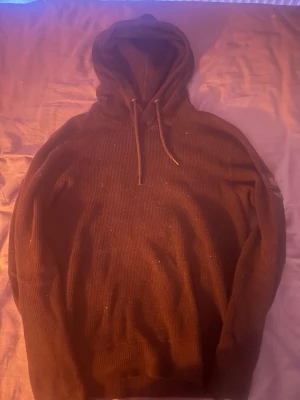 Hoodie jack&jones  - En svart stickad hoodie från jack&jones. I bra skick, inge stora skador perfekt för dig som vill ha något extra men samtidigt något bekvämt 