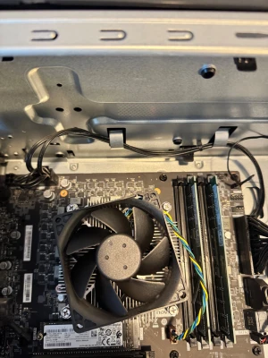 Lenovo Legion T5 Gaming Stationär Dator - Kraftfull Lenovo Legion T5 stationär dator med Intel Core i5, NVIDIA GeForce GTX 1660super grafikkort, SSD från Western Digital512gb och gott om RAM16gb samsung . Perfekt för gaming och krävande uppgifter. Invändigt i fint skick, endast lätt damm på fläktarna. Snygg och robust design. WI-Fi