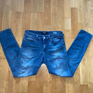 Replay Jeans  - Säljer ett par blå New luz Replay jeans. Storlek 29W/28L i bra skick men med fläckar på framsidan. Dom har också ganska små fickor 