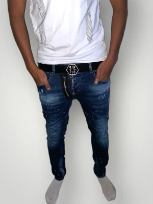 Dsquared 2 jeans strl 46 Blå - Helt ny. Fin replika med hög kvalitet. Modellen är 175cm lång och väger ca 67kg. Pris: 1299kr. Först till kvarn. Skickas inom 24h