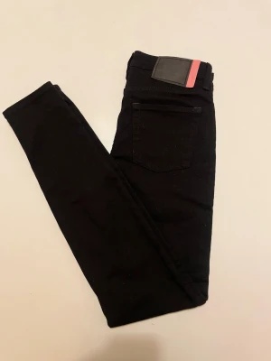  jeans Acne Studios - Svarta jeans från Acne Studios Blå Konst, modell Climb Stay E. Slim fit passform. Tillverkad i 92% bomull, 5% polyester och 3% elastan. Hör gärna av er om ni har några frågor! MVH Tom