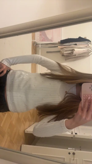 Vit ribbad tröja med pärlor från Zara - Supersöt vit ribbad tröja från Zara med pärldetaljer framtill. Tröjan har lång ärm, rund hals och sitter snyggt figurnära. Perfekt att styla med jeans eller kjol för en clean och chic look. Ifall du är inresserad, meddela mig före du köper💗