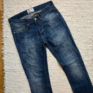 ACNE STUDIOS JEANS - Säljer nu dessa galet snygga acne jeans!🌤️❄️| Modellen är den populära slimfit modellen nämligen ”Roc Verakai” 🤠| Hör gärna av dig!✌🏻👑