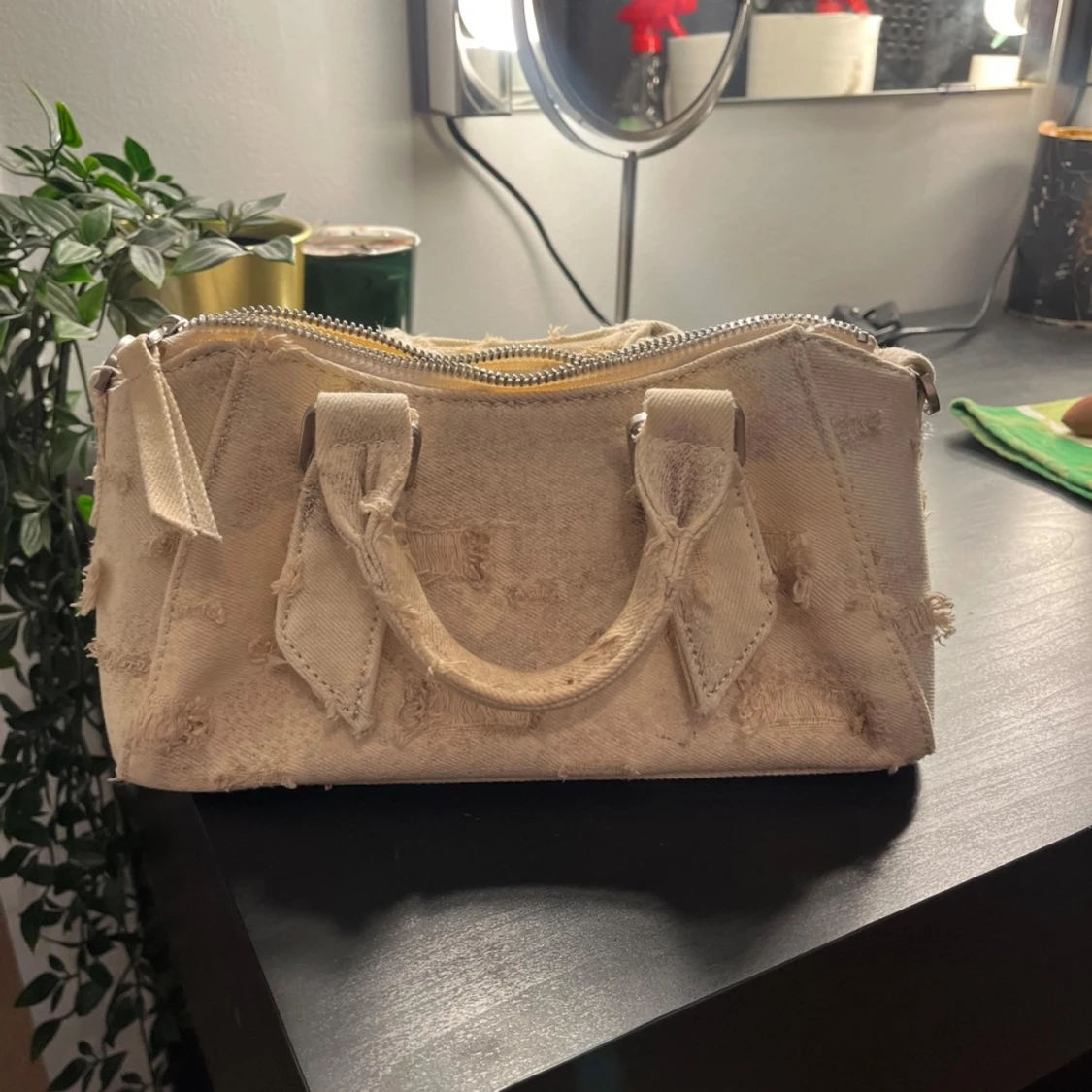 Beige axelväska i jeans med kedja