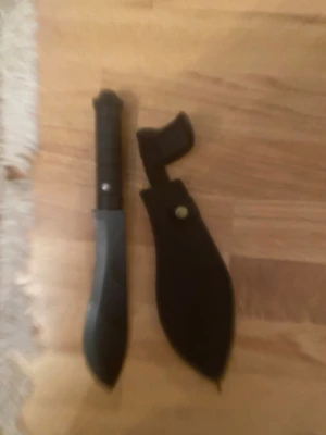 Liten matchete  - En mycket effektiv kniv i skog och mark kan användas till mycket och är väldigt praktisk.