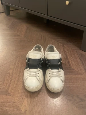 Valentino garvani oppens - Valentino oppens | skick 6/10 skorna är endå skapligt bra skick men är lite slitna under och i hälen | såklart äkta o du kan legit checka dom för de saknar tyvärr bevis | storlek 38 passar lite större | tillbehör: inget bara skor | priset kan diskuteras vid snabb affär 🍻