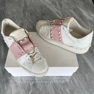 Valentino Rockstud skor  - Valentino skor - Fint skick, tappat 1 nit - Tillbehör: Valentino dustbag - Nypris: 6000kr - TrendWardrobe