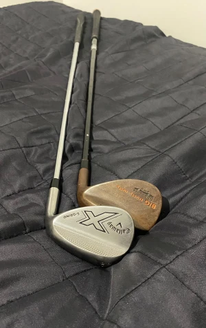 Callaway X och Cobra Wedge - Ett par högkvalitativa wedges tillsammans: Callaway X S-Grind 56 och Cobra big trusty rusty 50. Callaway är en tour inspirerad wedge med S grind och Cobra är en kult klassiker med tri bounce.  Callaway  Loft 56  Grep Callaway standard  Flex Stiff  Höger herr   Cobra  Loft 50 Flex stiff  Grep Cobra, dark steel och laser precision  Höger herr  Hämtas vid Knivsta Station, eller skickas mot frakt.Köparen betalar kostnaderna för frakt och köpskydd.