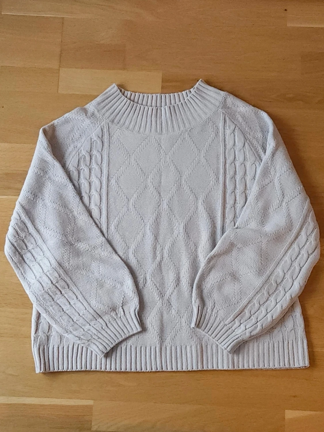 Beige stickad tröja