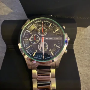 Armani Exchange silverfärgad klocka - Snygg och stilren klocka från Armani Exchange Perfekt accessoar för dig som gillar modern design och exklusiv känsla. Klockan är aldrig använda säljer den för har en annan jag använder så har inte användning för den klockan är köpt på Köpenhamns flygplats ny pris 2100 skriv om de är något du undrar över 