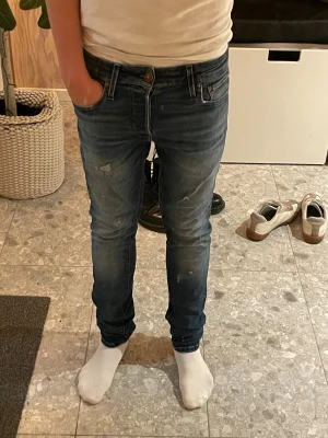 Jack&Jones Jeans - Säljer ett par snygga Jack&Jones jeans.🙌Storleken är 27/32. Jeansen är i väldigt fint skick och sitter som ett smack! Hör av dig vid några som helst frågor eller funderingar!👍🏻💪
