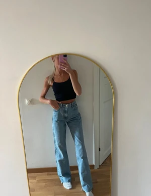 Ljusblåa raka jeans med hög midja - Säljer dessa ljusblå jeans med hög midja & raka ben🩵