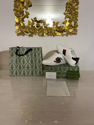 Vita skor - Säljer ett mycket fina skor I storlek 44. Allt på bilden medföljer och pris kan diskuteras!