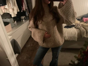 Stickad tröja med vida ärmar - Beige stickad tröja med vida ärmar.