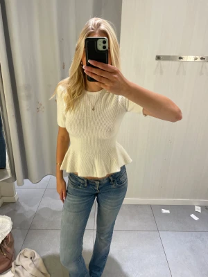 Vit ribbad peplum topp - Säljer en superfin vit ribbad topp med volang! Skriv för fler bilder 🥰