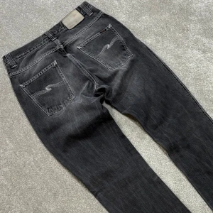 Nudie Jeans - Nudie Jeans | Modell: Low Slim Jim | Skick 9/10 mycket bra | Nypris ca 2500kr | Mitt pris 799kr | Midja: 39.5cm | Ytterbenslängd: 113cm | Benöppning: 20cm | Lår: 28cm |  Kom gärna pm vid frågor eller funderingar | Postas eller möts upp i Gävle!