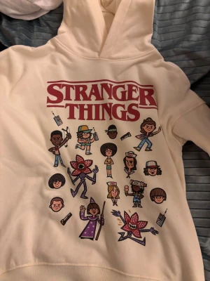 Stranger things hoodie - Fin stranger things hoodie I bra skick från H&M som passar tjej i mellanstadiet.