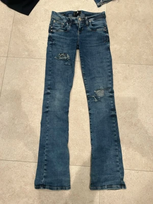 Blå bootcut jeans från LTB Valerie - Snygga blå jeans från LTB Valerie med bootcut passform och slitna detaljer på benen. Jeansen sitter bra i passform. Skriv i dm för fler bilder🥰