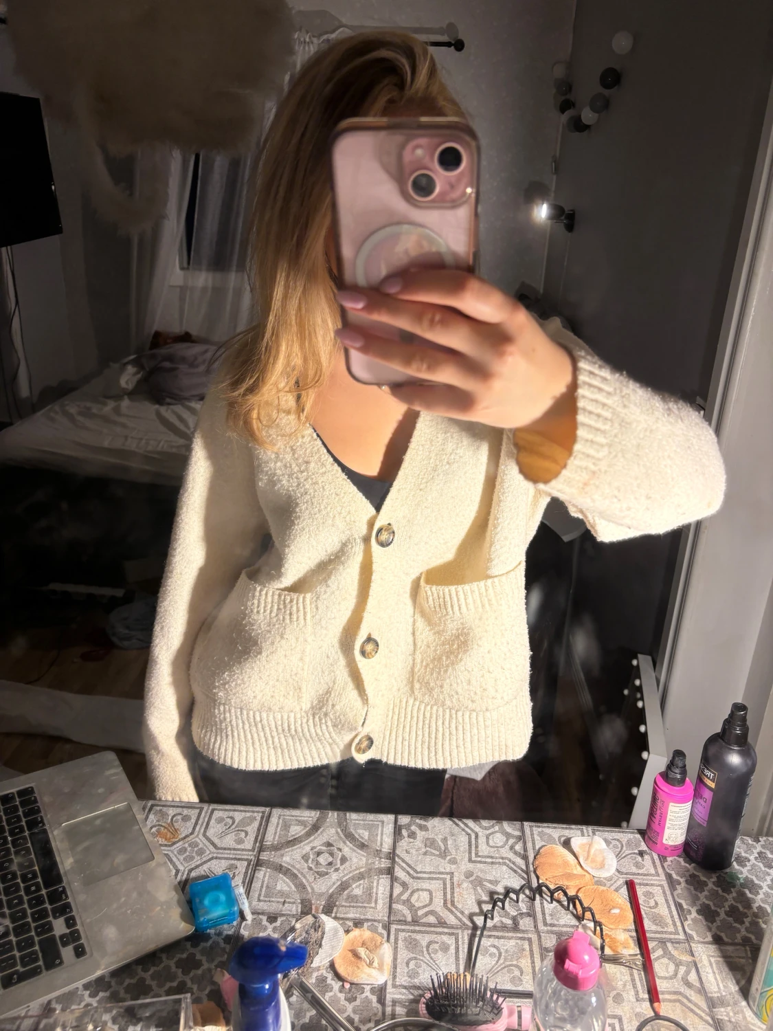 Beige kofta med fickor och knappar