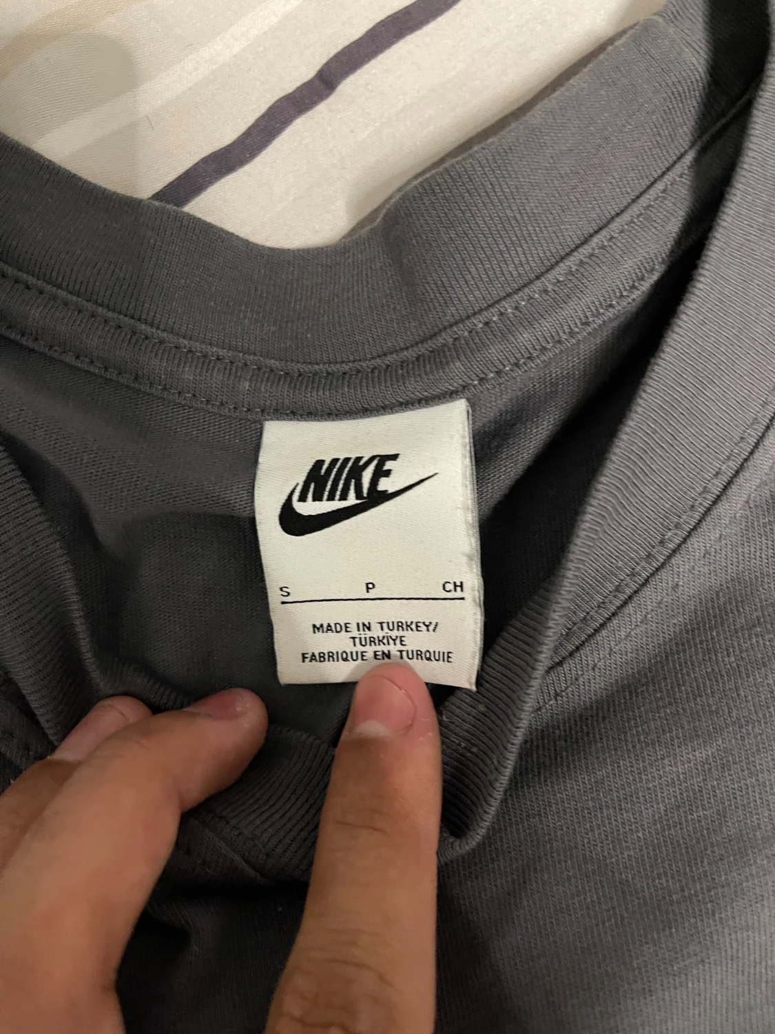 Grå Nike Sportswear t-shirt med gul logga - 4