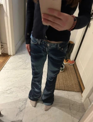 Lågmidjade jeans weekday - Säljer ett par slutsålda lågmidjade jeans med coolt mönster och bootcut passform. 