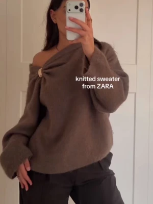 Brun stickad tröja med brosch från ZARA - Säljer en brun stickad tröja från ZARA med snygg broschdetalj vid axeln. Den är helt ny med prislapp, och slut på nätet.