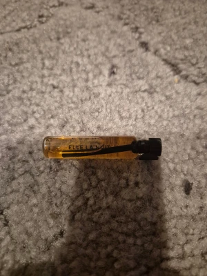 ELLE LA NUIT 2ml -  ELLE LA NUIT 2ml från ESSNCE. Perfekt att ta med i väskan för en snabb uppfräschning när du är på språng. Snygg och enkel design som passar dig som gillar att testa nya dofter. Nypris 45kr