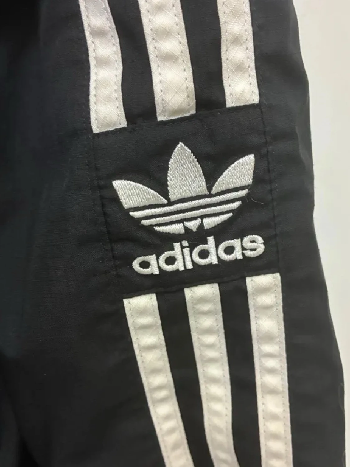 Svart Adidas vindjacka med vita ränder - 2