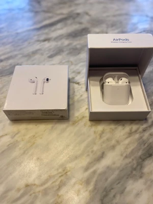 Airpods 2 - Säljer AirPods 2 i sin originala förpackning. De är helt oanvända, med skyddsplasten på. 