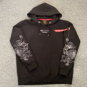 Svart hoodie Alpha Industries XL - Svart hoodie från Alpha Industries. Helt ny, vid frågor  hör av dig!