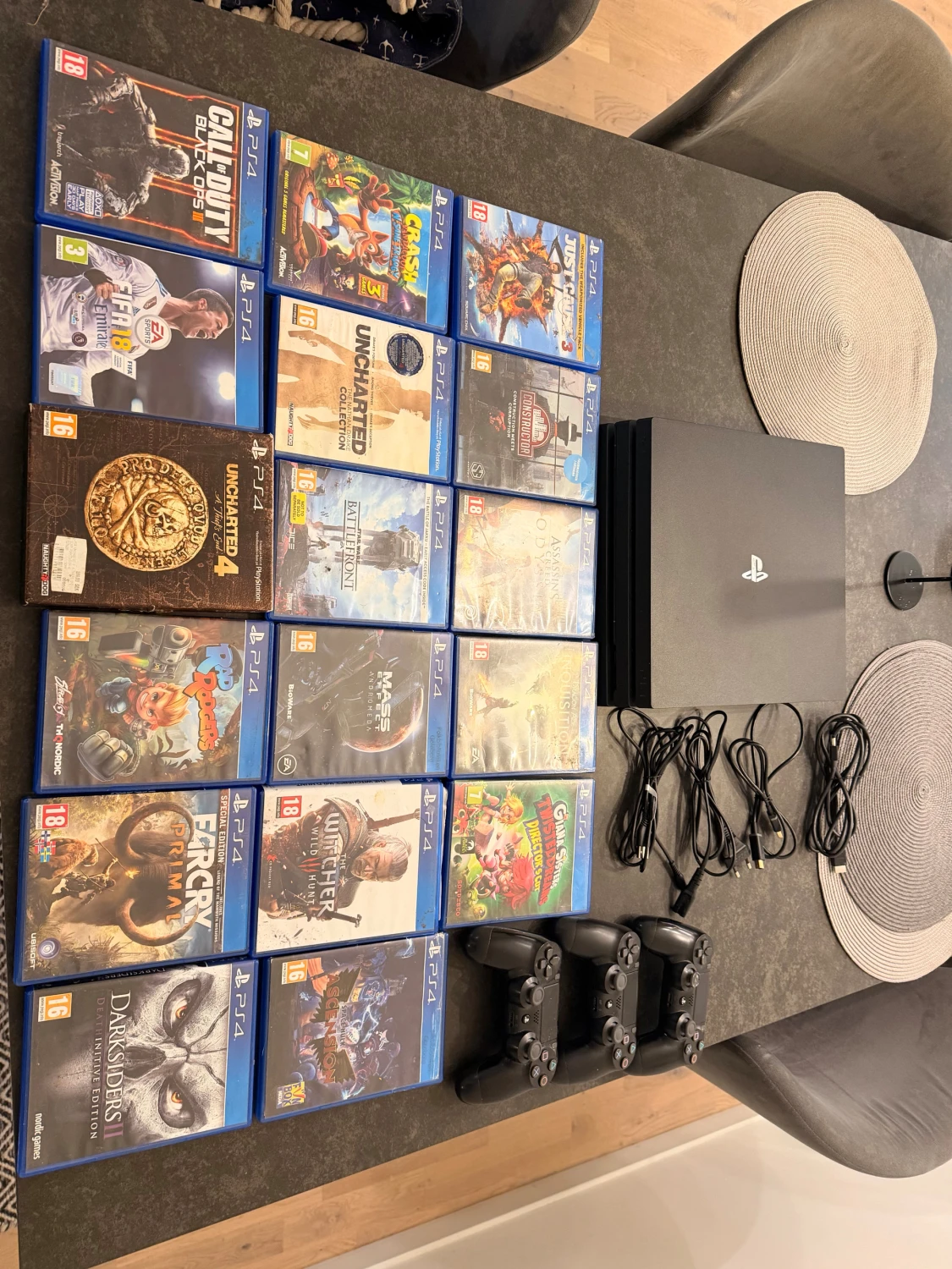 PlayStation 4 Pro med 17 spel och 3 kontroller - 1