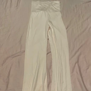 Rosa yogapants  - Snygga rosa yogapants. Mjukt och stretchigt material som sitter skönt och följer kroppen. Perfekta för en chill och avslappnad stil.