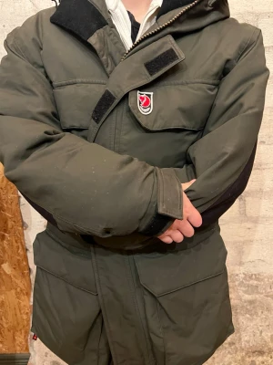 Fjällräven jacka  - Säljer min äldre version av Polar Expedition Parka då den inte används längre ❄️ Pälsen på luvan saknas. Nypris ca 14 000 kr 💰  Hör av dig vid intresse! 😊