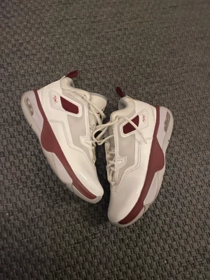 Jordan stat loyal  - Tja,säljer nu mina Jordan stay loyal med en tår i ögat. De är andvända ca 1-3 gånger och är i mycket bra skick. Säljer dem för de är för små. Nypris 1600kr mitt pris 800kr. Orginalbox kommer med. Hör av er vid några frågor.