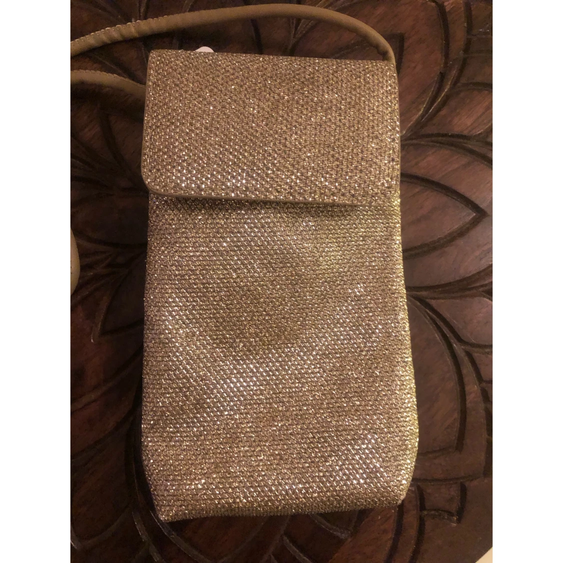 Glittrig guld axelväska med lock (passar telefon)