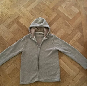 Beige stickad cardigan från Reserved - Säljer en snygg och stilren Beige stickad Cardigan från Reserved 