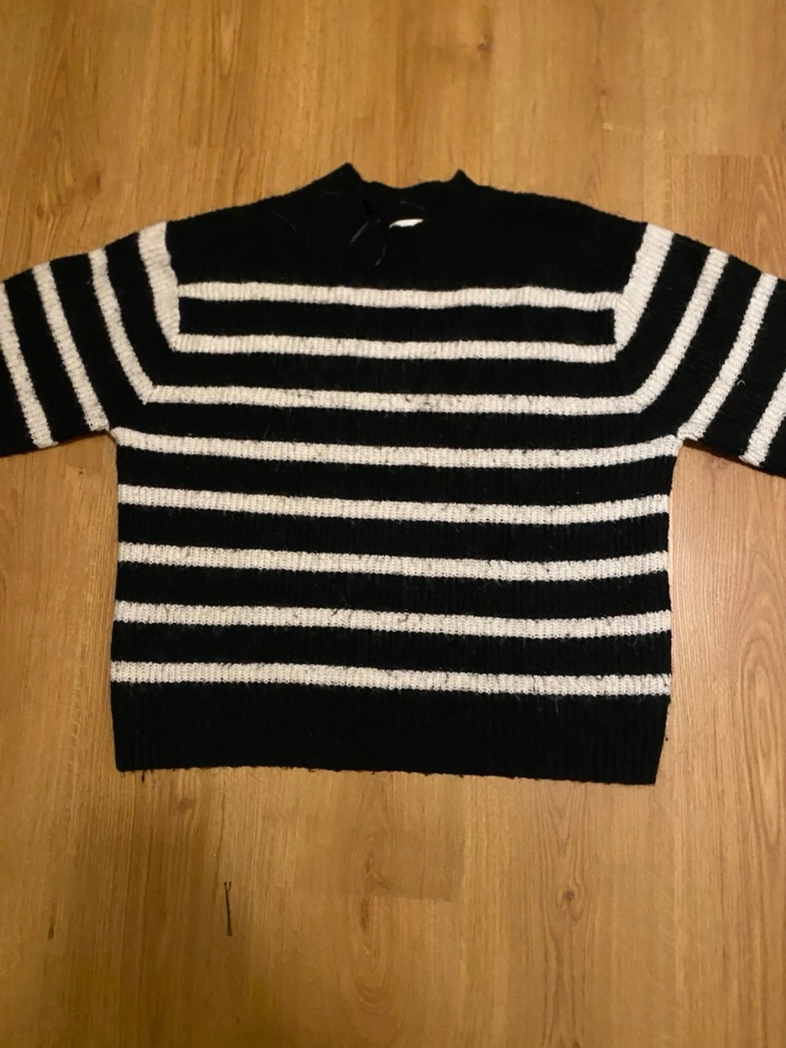 Svartvit randig stickad tröja - 1