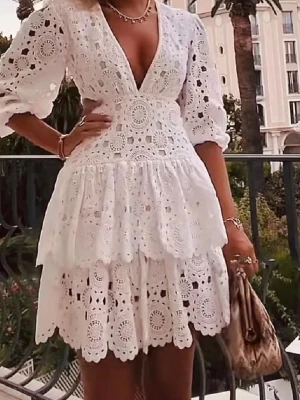 Maje klänning  - Säljer denna skit snygga klänning från Maje. Är i storlek 40 men sitter som 38, den är i jätte fint skick förutom en liten fläck på ryggen men den går säkert bort i tvätten, hör gärna av er vid frågor!