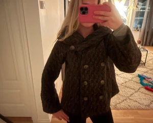 Jacka brun - Superfin brun jacja från KOOKAÏ med fina detaljer och även en luva på baksidan🥰 Mycket bra skick! Nypris ca 2000-2500 kr