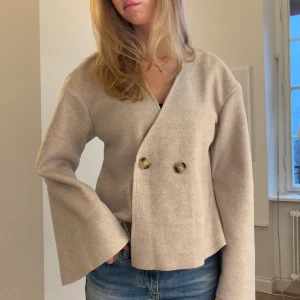 Beige kofta - Så fin med knapp detaljer!!