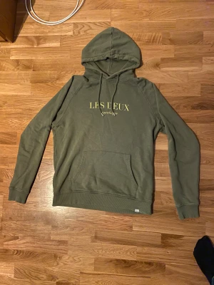 Les Deux Hoodie - Säljer en fet Les Deux hoodie. Den är grön i storlek M/L, modellen är 191 cm. Priset kan alltid diskuteras. Fraktas första eller andra dagen.✅