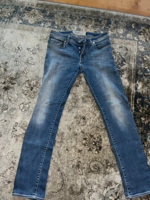 Jacob cohen jeans  - Storlek 622 aldrig använt dom själv. Jätte fina förutom patchen därav priset. För fler frågor eller funderingar är det bara att höra av sig 