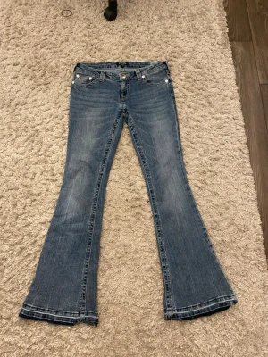 True Religion blå bootcut jeans - Jätte fina true religion jeans, som är använda en gång, säljer för att de var för stora, och de är uppklippta nere vid benen, men det ser bra ut på💕💕💕💕