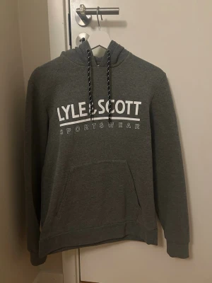 Lyle&scott - En sprillans ny LYLE&SCOTT hoodie som inte är använd. Med ett skönt och värmande material 